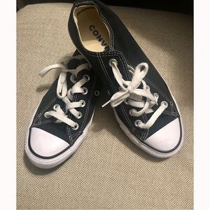 Converse / Chuck Taylor’s Black Women’s 6.5 - Like new !!